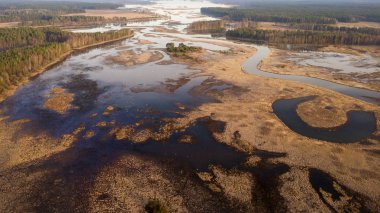 Sel ovası üzerinde sel havadan görünümü. yukarıdan nehir görünümü