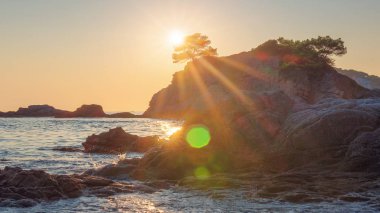 Costa Brava Akdeniz sahilinde gün doğumu. İnanılmaz deniz manzarası