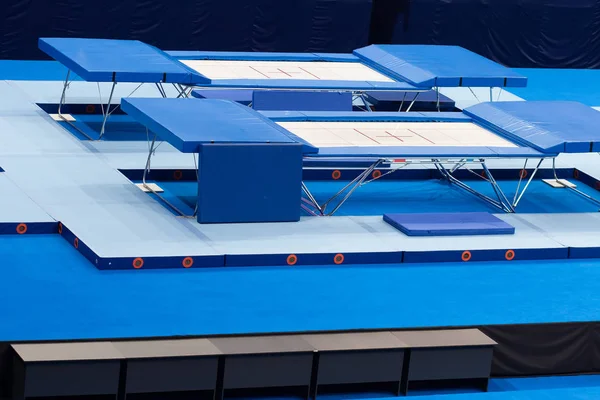 Spor müsabakaları sırasında spor arenasında boş trambolinler