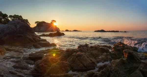 Costa Brava stenig strand i solsken — Stockfoto