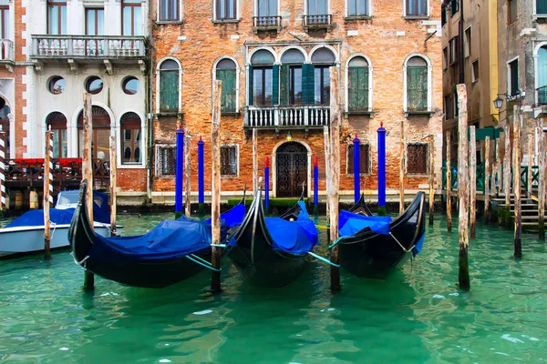 Veneza, Itália. Gôndolas no Grande Canal perto da antiga casa. Veneza Do — Fotografia de Stock