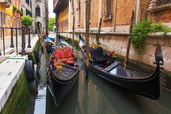 Venecia paisaje de la ciudad con góndolas en el canal de agua. Venecia, Ital — Foto de Stock