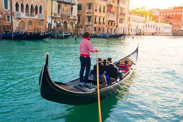 Гондоли несе туристів на гондолах Гранд канал Венеції, Ita — стокове фото