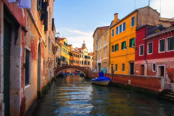 Veneza, Itália. Rua de canal tradicional em Veneza — Fotografia de Stock