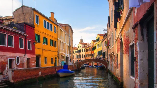 Veneza canal de rua com barco. Vista pitoresca do estreito Canal — Fotografia de Stock