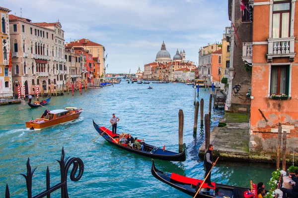 Gôndolas e barcos no Grande Canal de Veneza, Itália. Venezia cidade — Fotografia de Stock