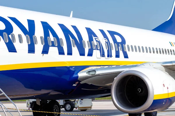 Низька вартість Авіакомпанія Ryanair літак в терміналі аеропорту — стокове фото