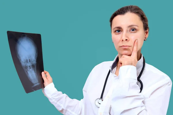 Vrouwelijke arts met röntgenstraling. Medische werknemer die Xray-afbeelding analyseert — Stockfoto