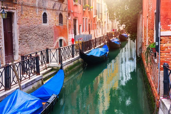 Гондоти в вузькому каналі в Венеції, Італія. Венеційський міський пейзаж — стокове фото