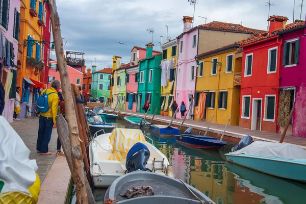 Острів Бурано екстер'єр з барвистими житловими будинками, Венеція, — стокове фото
