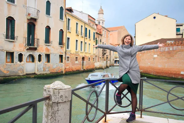 Щаслива дівчина у Венеції, Італія. Молоді насолоджуючись мандрівник жінка на Na — стокове фото