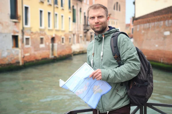 Молодий чоловік у Венеції з міською картою. Tourist holding citymap in Ve — стокове фото
