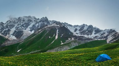 Dağlarda yürüyüş. Dağ çadırı. Dağlık bölgelerde turist kampı