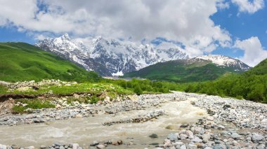 Kafkas Dağları dağ Nehri ile doğa manzarası. Bev bugün