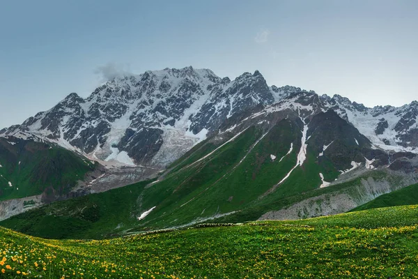 V horách. Skalní pohoří v oblasti Svaneti v G — Stock fotografie