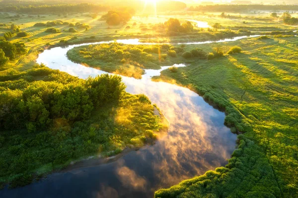 Fondo de naturaleza de verano. Escénico río soleado al amanecer vista fro — Foto de Stock