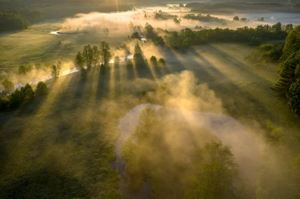 Ensolarado neblina manhã natureza paisagem aérea vista. Vista de abov — Fotografia de Stock