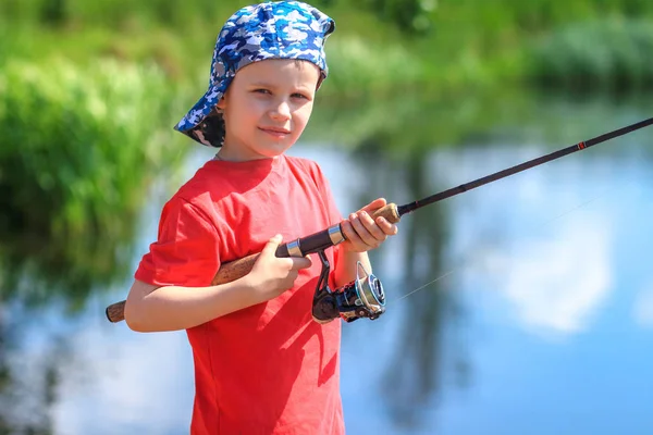Рыбалка. Мальчик рыбак с удочкой на озере. Портрет ци — стоковое фото