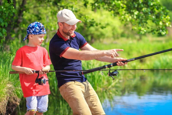 Рыбалка. Рыбаки на берегу озера. Семейная рыбалка Отец и сын — стоковое фото