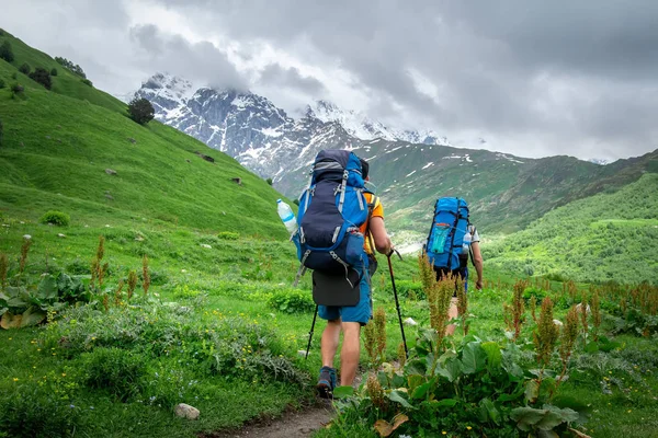 Trekking in de bergen. Berg parcours met toeristen. Svaneti MOU — Stockfoto