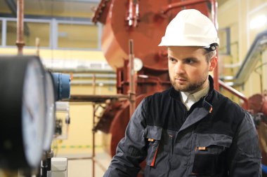 Hvac teknisyeni endüstriyel fabrikada basınç ölçer kontrol. E