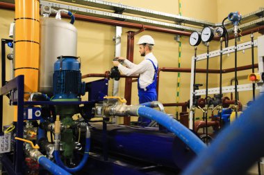 Makine denetçisi tornalama kapı vanası petrol ve gaz fabrikasında.