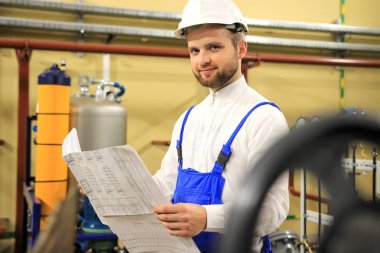 Sanayi fabrikasının planları olan yakışıklı bir mühendis. Adam ile 