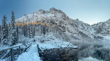 Kış. Kayalık karlı dağlarda buz dağ gölü. Kış natur