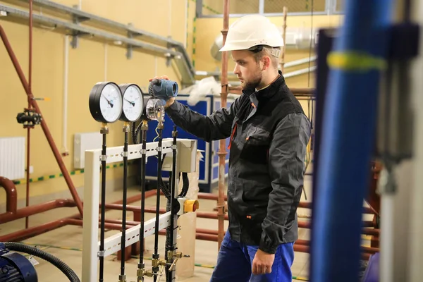 Kazan dairesi izleme basınç ölçerlerde hvac mühendisi.