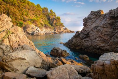 Costa Brava deniz kıyısı. İspanya sahili. Lloret de Mar'daki kayalık koy
