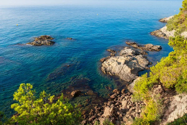 De zeekust van Lloret de Mar. Costa Brava rotsachtig strand. Spaanse kustl — Stockfoto