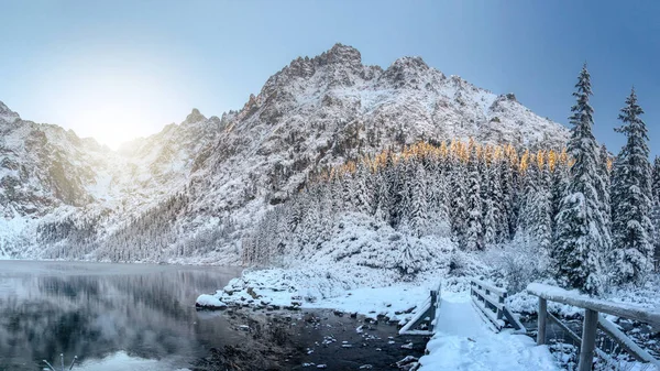 Paesaggio montagne invernali. Incredibili rocce innevate e lago ghiacciato. Beau — Foto Stock