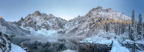 Panorama kış dağları. Manzara kışı. Güzel buzlu ve — Stok fotoğraf