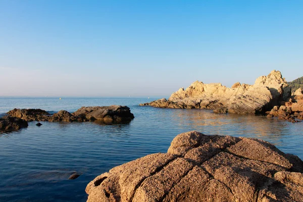 Tenger és sziklák. Reggeli tengeri kilátás, Spanyolországban, Costa Brava. Kéktenger — Stock Fotó