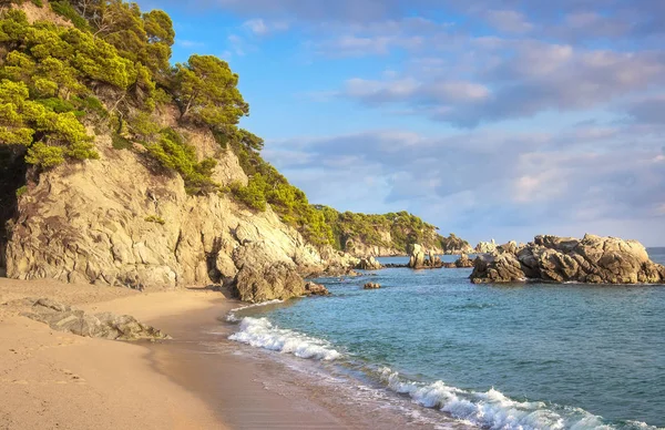 Playa de Lloret de Mar. Paisaje marino de Costa brava. Cala sa Boadella jugar — Foto de Stock