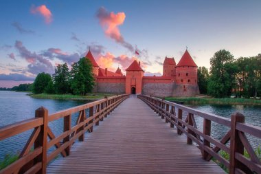 Şafakta Trakai kalesi, Litvanya. Trakai kalesi üzerinde pembe bulutlar