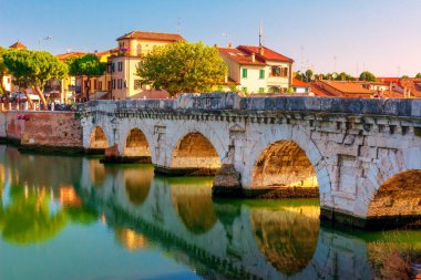 Rimini şehir manzarası. Rimini, İtalya'daki Ünlü Tiberius Köprüsü. Bir