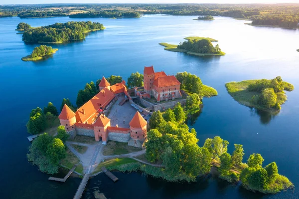 Zamek w Trokach na Litwie widok z lotu ptaka. Stary zamek z wieżami o — Zdjęcie stockowe