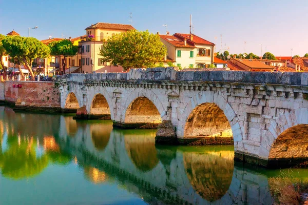 Rimini Cityscape. Słynny most Tiberius w Rimini, Włochy. Otrzymuje — Zdjęcie stockowe