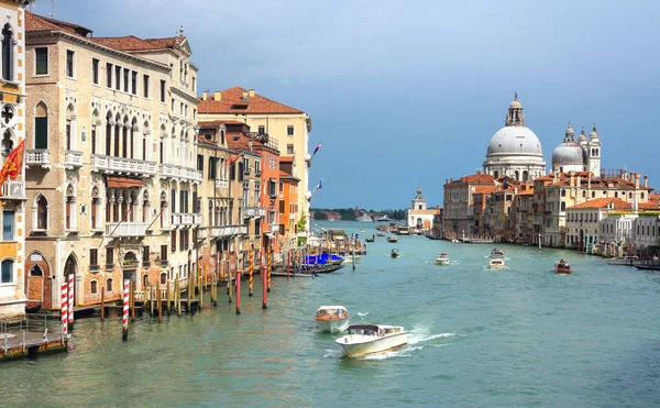 Bela vista Veneza, Itália. Grande canal e Basílica de Santa Mar — Fotografia de Stock