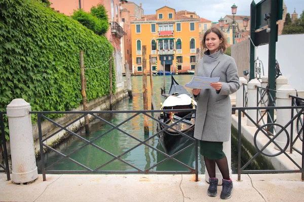 Дівчина турист з картою міста у Венеції, Італія. Щасливий відпочинок в V — стокове фото