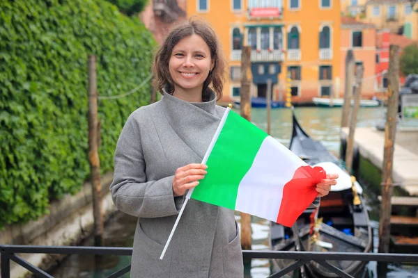 Kvinna i Venedig med italiensk flagga i händerna. Flicka på gondol i c — Stockfoto