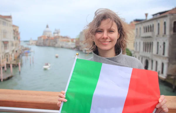 Kvinna i Venedig med italiensk flagga. Lycklig flicka på Grand Canal BAC — Stockfoto