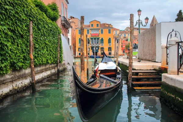 Венеція, Італія. Традиційний катер у Венеційській воді. — стокове фото