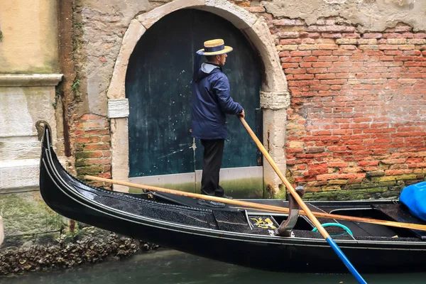 Люди у Венеції, Італія. Гондоли в гондолах несуть туристам т — стокове фото