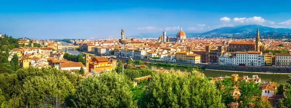 Florença, Itália. Paisagem panorâmica de Firenze no dia de sol. Sc — Fotografia de Stock