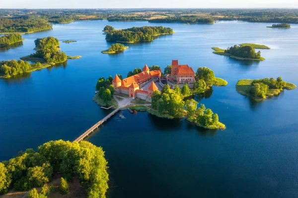 Trakai vár Litvániában légi. Zöld szigetek a tóban — Stock Fotó