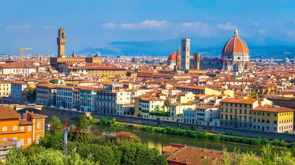 Floransa, İtalya. Şehir merkezinde ateş edin. Floransa'da pitoresk manzara — Stok fotoğraf