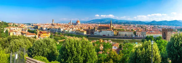 Florença, Itália. Panorama da cidade de Florença no dia de verão claro . — Fotografia de Stock