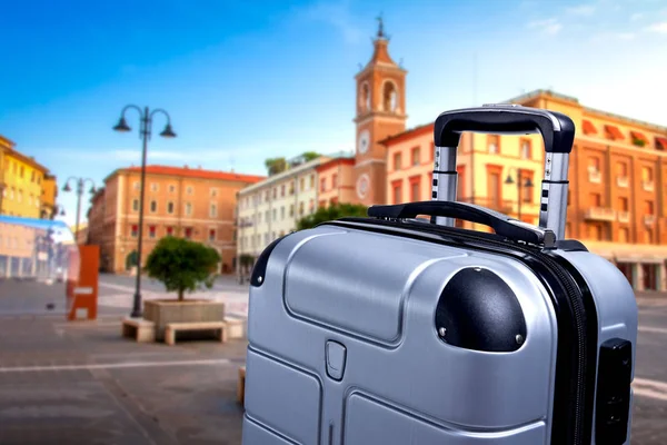 Ταξιδιωτικές έννοιες. Βαλίτσα αποσκευής στο φόντο της Ευρωπαϊκής πόλης — Φωτογραφία Αρχείου